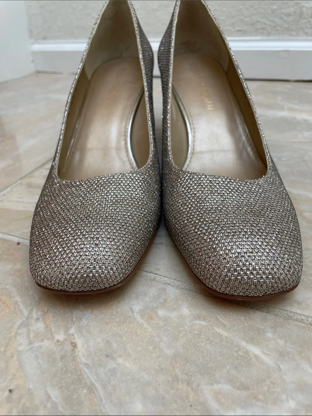 Stuart Weitzman Marymid block heel, gold metallic fabric shoe, Size 10M